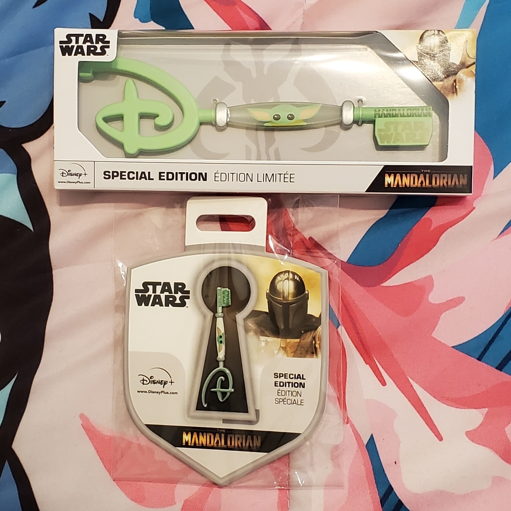 Mandalorian Pin and Key Set